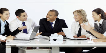 Học tiếng Anh giao tiếp online cho người đi làm: Bí quyết giúp bạn tự tin hơn mỗi ngày.