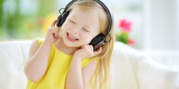 Cho bé nghe nhạc tiếng Anh cho bé mỗi ngày để phát triển ngôn ngữ.
