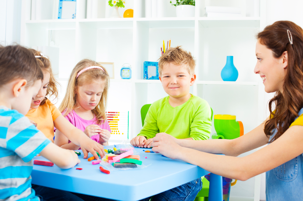 Làm sao để bé học màu sắc đơn giản, mẹ xem ngay bài này nhé.