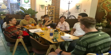 Lớp học tiếng anh giao tiếp cho người lớn tuổi: Học vui vẻ, nói được liền.