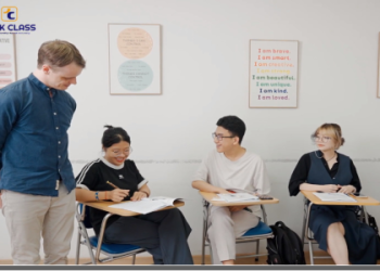 Người lớn tuổi học tiếng Anh giao tiếp: Phương pháp chậm mà chắc, ai cũng theo được.