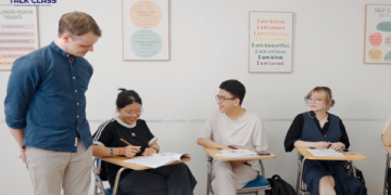 Người lớn tuổi học tiếng Anh giao tiếp: Phương pháp chậm mà chắc, ai cũng theo được.