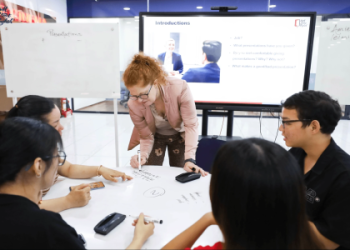 Nói tiếng Anh tự tin hơn – Khóa học tiếng Anh giao tiếp cho người đi làm TPHCM.