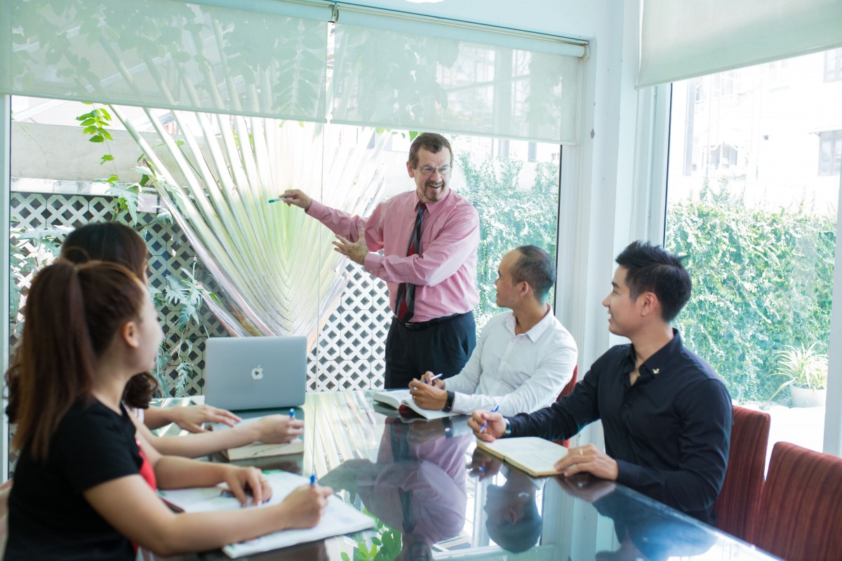 Vì sao khóa học tiếng Anh công ty lại quan trọng: Đầu tư đúng tăng năng suất