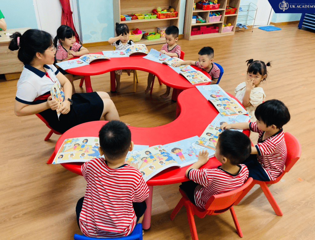 Lớp học tiếng Anh cho bé 4 tuổi tại nhà hay trung tâm sẽ tốt hơn?