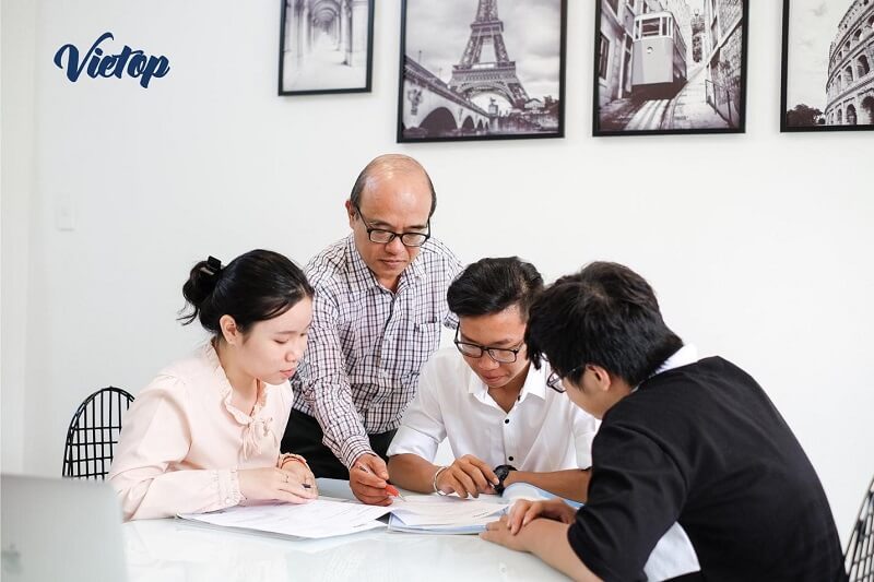 Trung tâm tiếng Anh uy tín TPHCM: So sánh học phí và chất lượng