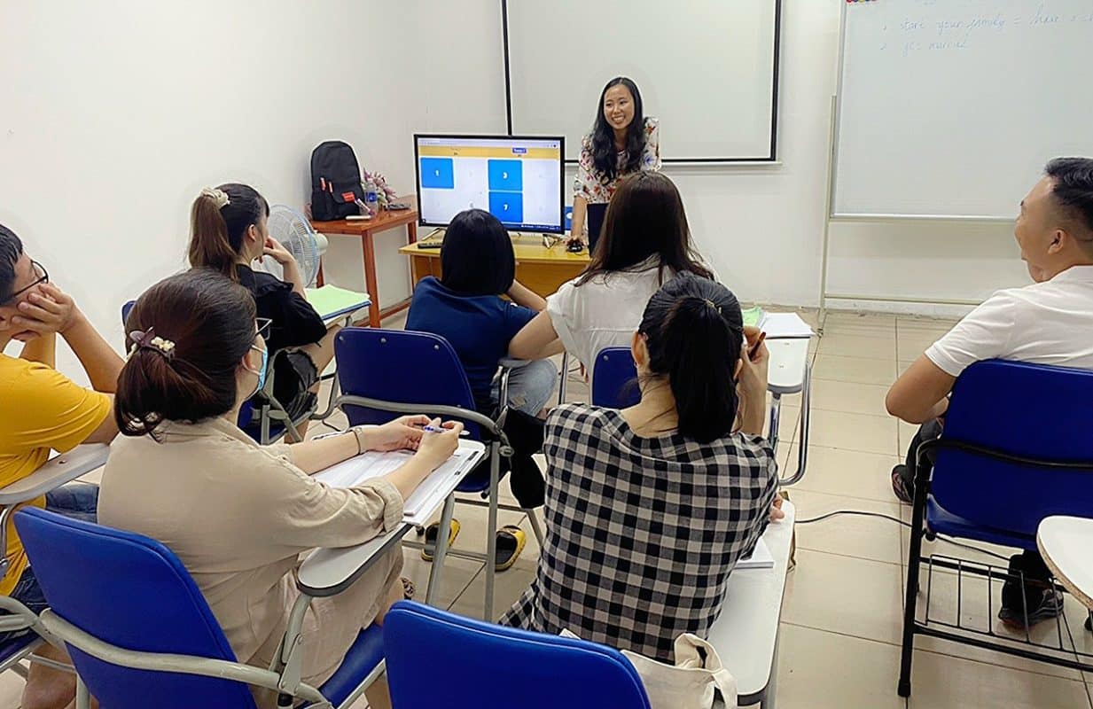 Bí quyết học tiếng Anh cho người đi làm ở Bình Dương: Giao tiếp tự tin.