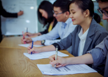 Học tiếng Anh giao tiếp cấp tốc ở tphcm: Cam kết đầu ra, tự tin nói chuyện sau khóa học.