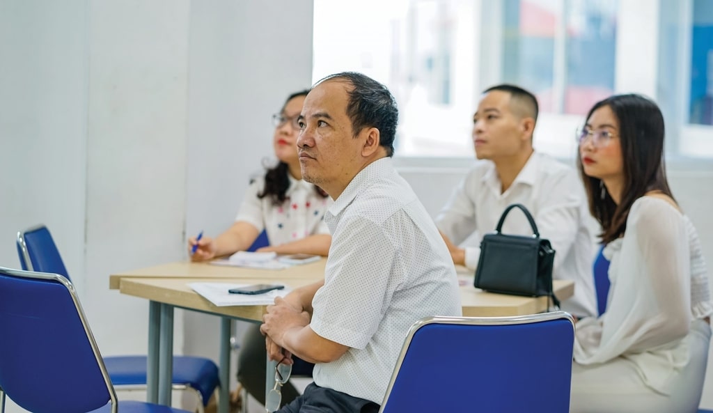 Người lớn tuổi học tiếng Anh giao tiếp: Phương pháp chậm mà chắc, ai cũng theo được.