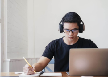 Học tiếng Anh online cho người đi làm bận rộn: Giải pháp học tập linh hoạt, hiệu quả cao.