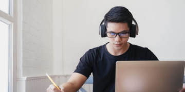 Học tiếng Anh online cho người đi làm bận rộn: Giải pháp học tập linh hoạt, hiệu quả cao.