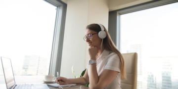 Có nên đăng ký học tiếng Anh online hay học trung tâm phân tích ưu nhược điểm từng phương pháp