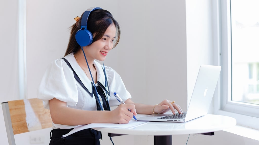 Có Nên Học Online? Đánh Giá Các Trung Tâm Dạy Tiếng Anh Online Phổ Biến