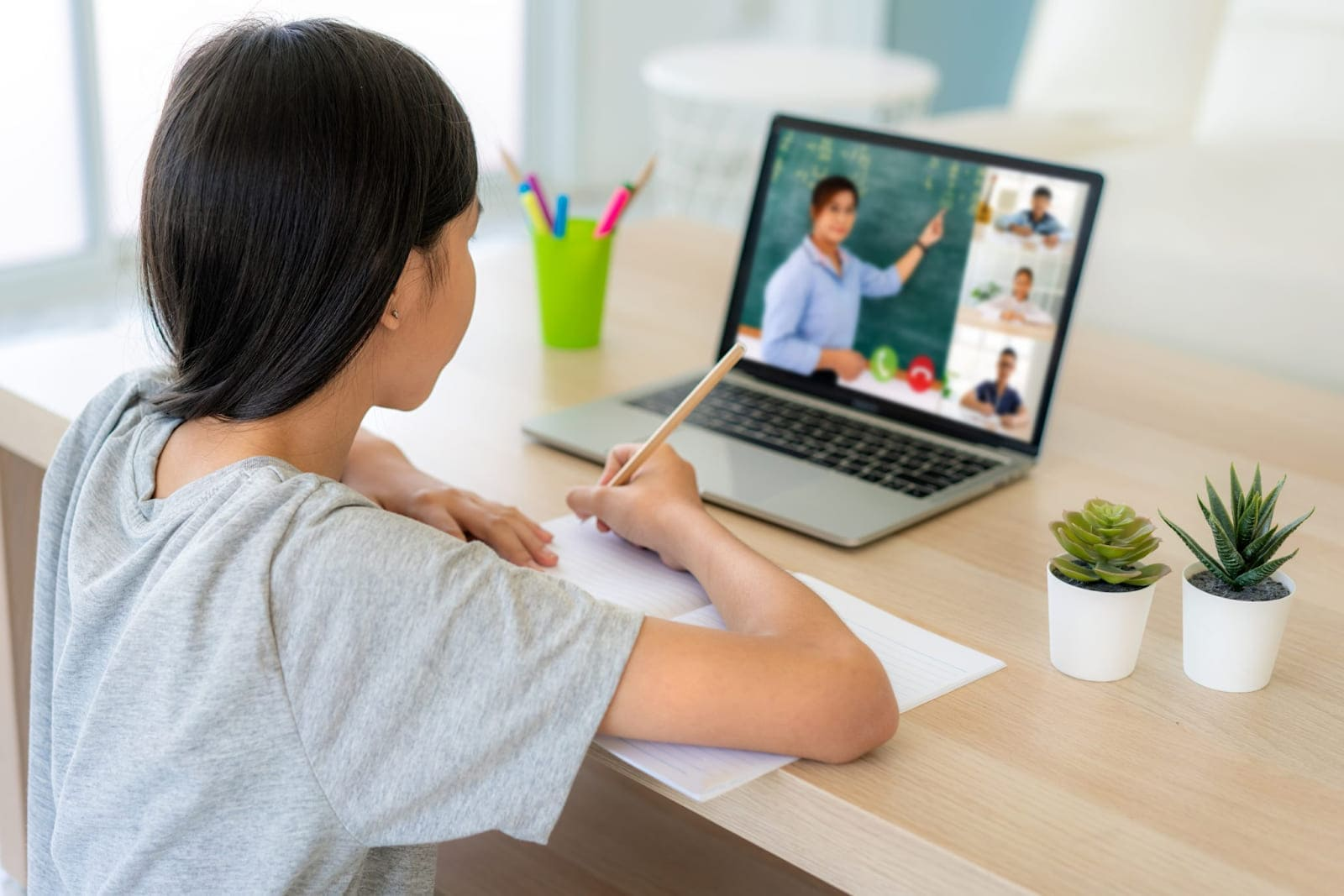 Phân tích ưu nhược điểm khi quyết định có nên cho con học tiếng Anh trực tuyến